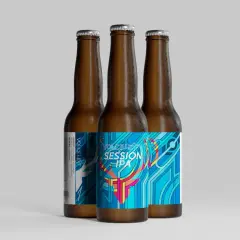 Trois bouteilles de bière ambrée, dont une avec une étiquette colorée "VOLCELEST SESSION IPA" aux motifs géométriques bleus et roses.