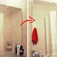 Un miroir de salle de bain, d'abord couvert de mousse, puis propre. Une serviette rouge est accrochée.