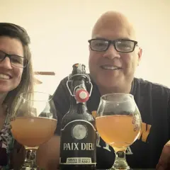 Un couple savoure une bière Paix Dieu. La pression et le degré d'alcool sont parfaits pour ce moment de paix.