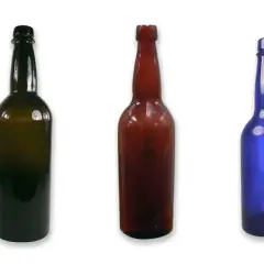 Cinq bouteilles de différentes couleurs et tailles, dont une bouteille de bière ambrée, alignées sur fond blanc.