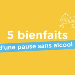 5 bienfaits d'une pause sans alcool ! Parfait pour un january dry. Deux verres vides avec 0% indiquent une pause rafraîchissante.