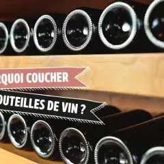 Bouteilles de vin rangées sur des étagères en bois, avec un texte superposé.