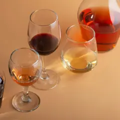 Verres de vin rouge, blanc et rosé, et une carafe. Combien de verre dans 1 litre de vin ? La réponse dépend de la taille du verre.