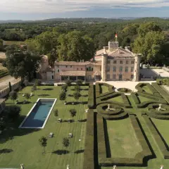 Vue aérienne du **château Beaulieu**, un domaine viticole pittoresque, avec ses jardins à la française, sa piscine et ses vignobles.