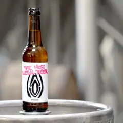 Bouteille de nom de bière "The Most Illegal Beer" avec une étiquette audacieuse et un symbole graphique.