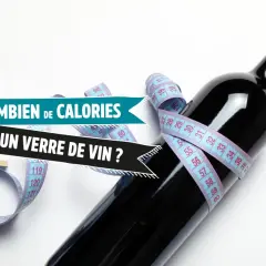 Une bouteille de vin rouge est entourée d'un mètre ruban, avec le texte "Combien de calories dans un verre de vin ?" affiché.