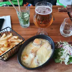 Verre de bière Ducasse, frites croustillantes et gratin savoureux. Parfait pour une soirée entre amis, avec quelques degrés d'alcool pour accompagner.
