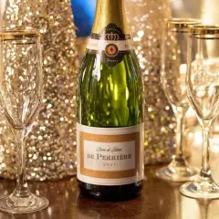 Une bouteille de champagne De Perriere et des coupes champagne sein, prêtes pour une célébration étincelante.