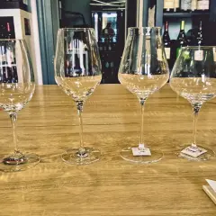 Six verres à pied, prêts pour une dégustation. La contenance d'un verre ballon est idéale pour apprécier les arômes.