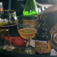 Dégustation de bières belges, dont une Kasteel Tripel, dans des verres emblématiques. Un aperçu de la richesse des bières de Bruxelles.