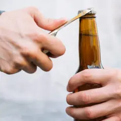 Maintenant, découvrez comment ouvrir une bouteille sans tire-bouchon avec cet outil improvisé.