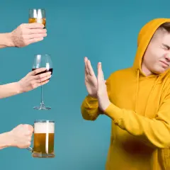 Un jeune homme refuse des boissons alcoolisées, y compris une bière et du vin, qui sont tous des alcools moins de 18 degrés.