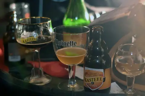 Dégustation de bières belges, dont une Kasteel Tripel, dans des verres emblématiques. Un aperçu de la richesse des bières de Bruxelles.
