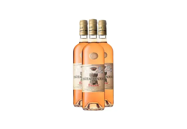 Trois bouteilles de vin rosé de Château Pradeaux Bandol sur fond blanc.