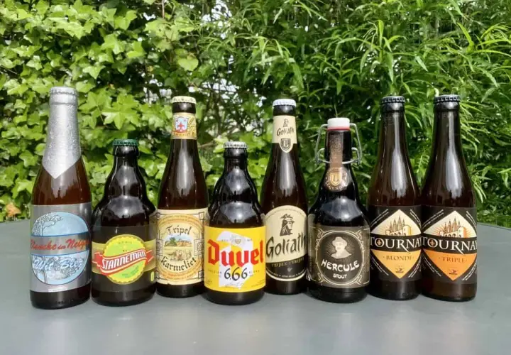Collection de bouteilles de bière, dont une bière triple Goliath et une bière triple Tournay.