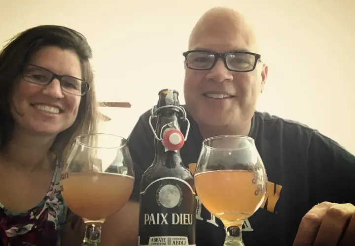 Un couple savoure une bière Paix Dieu. La pression et le degré d'alcool sont parfaits pour ce moment de paix.