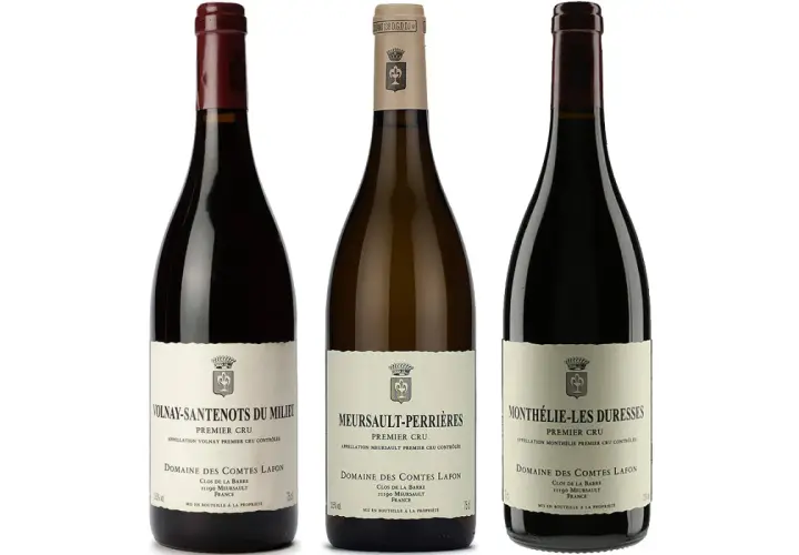 Trois bouteilles de vin du domaine des Comtes Lafon : Volnay-Santenots, Meursault-Perrières et Monthelie-Les Duresses.