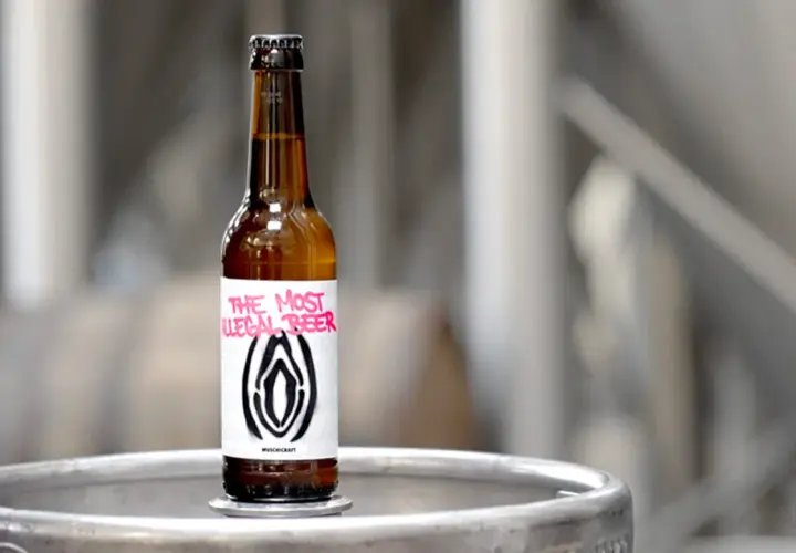 Bouteille de nom de bière "The Most Illegal Beer" avec une étiquette audacieuse et un symbole graphique.