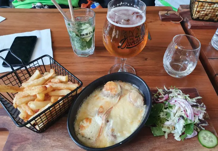 Verre de bière Ducasse, frites croustillantes et gratin savoureux. Parfait pour une soirée entre amis, avec quelques degrés d'alcool pour accompagner.