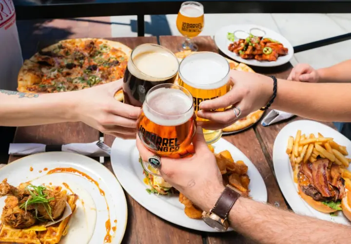 Un toast entre amis avec des bières à 11 degrés, pizza, burger et poulet frit.