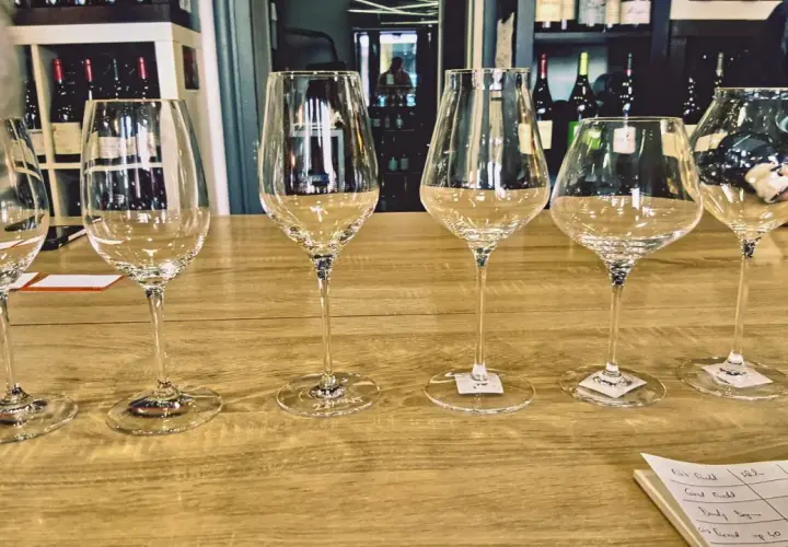 Six verres à pied, prêts pour une dégustation. La contenance d'un verre ballon est idéale pour apprécier les arômes.