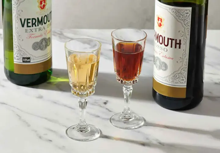 Deux verres de vermouth blanc et rouge, accompagnés de leurs bouteilles. Un apéritif raffiné.