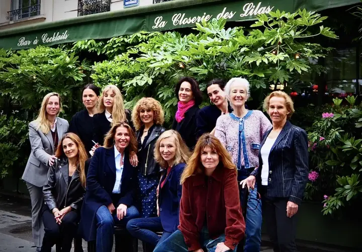 Dix femmes posent devant "La Closerie des Lilas", un bar à cocktails parisien. L'une d'elles pourrait s'appeler "nom de cocktail féminin".