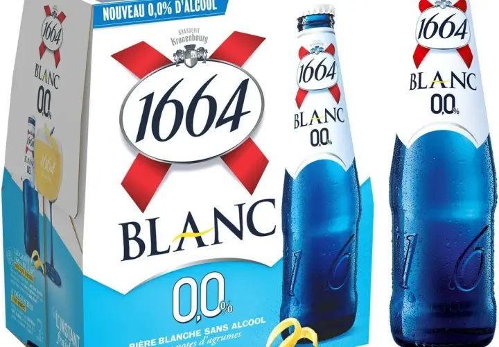 Pack de bière 1664 Blanc 0,0% d'alcool, avec des bouteilles bleues givrées et des zestes de citron. Une alternative sans alcool pour profiter du goût.