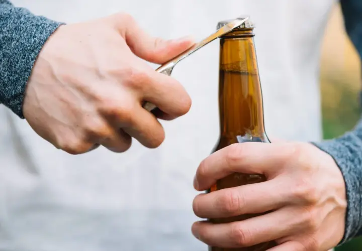Maintenant, découvrez comment ouvrir une bouteille sans tire-bouchon avec cet outil improvisé.