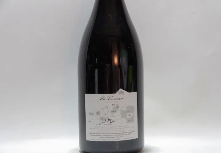 Bouteille de vin du domaine Méo-Camuzet, avec une étiquette détaillée présentant une carte des grands terroirs.