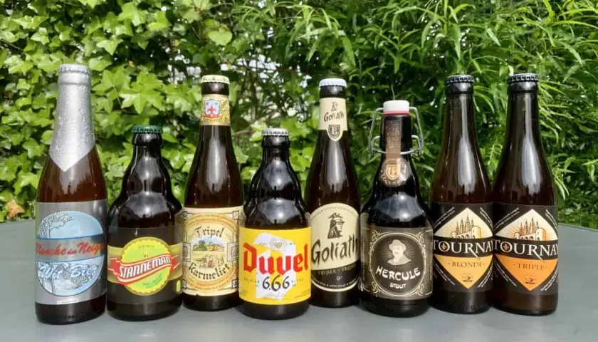 Collection de bouteilles de bière, dont une bière triple Goliath et une bière triple Tournay.
