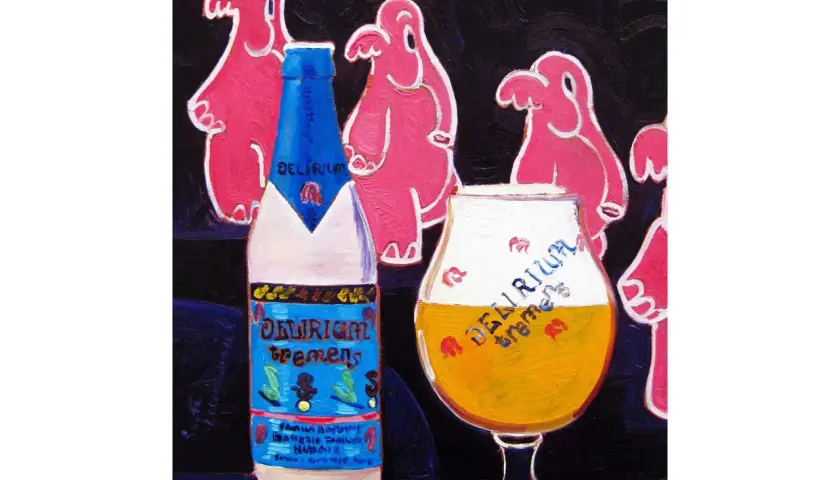 Une bière Delirium Tremens, avec ses éléphants roses en arrière-plan, prête à être dégustée.
