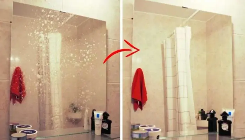 Un miroir de salle de bain, d'abord couvert de mousse, puis propre. Une serviette rouge est accrochée.