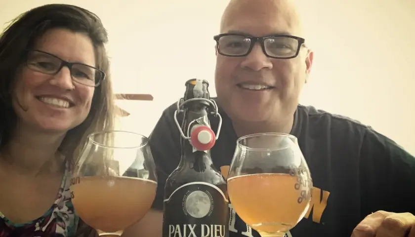 Un couple savoure une bière Paix Dieu. La pression et le degré d'alcool sont parfaits pour ce moment de paix.