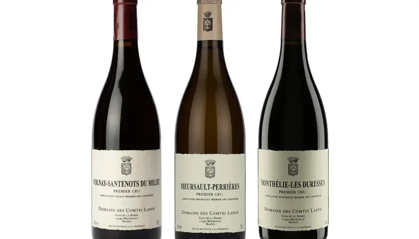 Trois bouteilles de vin du domaine des Comtes Lafon : Volnay-Santenots, Meursault-Perrières et Monthelie-Les Duresses.