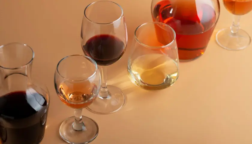 Verres de vin rouge, blanc et rosé, et une carafe. Combien de verre dans 1 litre de vin ? La réponse dépend de la taille du verre.