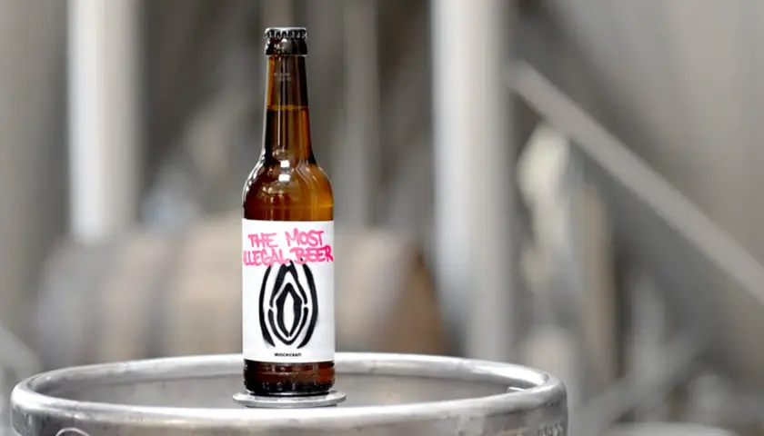 Bouteille de nom de bière "The Most Illegal Beer" avec une étiquette audacieuse et un symbole graphique.