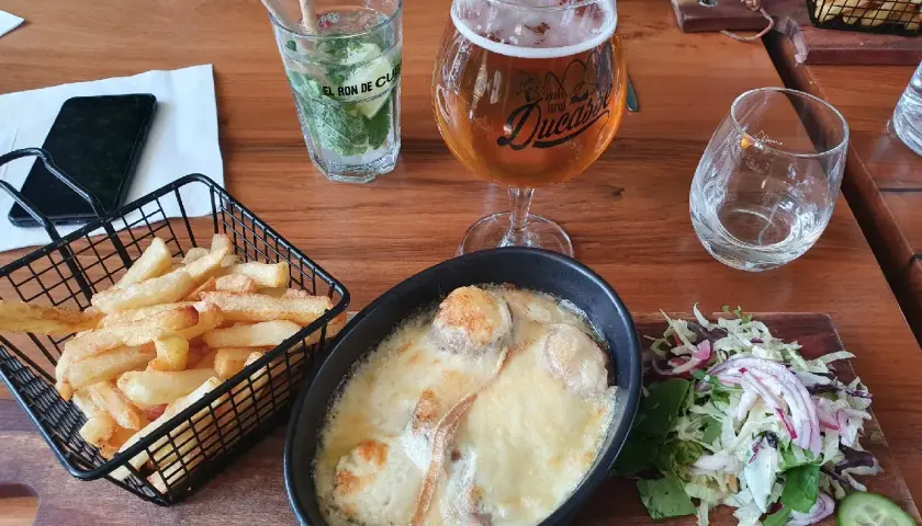 Verre de bière Ducasse, frites croustillantes et gratin savoureux. Parfait pour une soirée entre amis, avec quelques degrés d'alcool pour accompagner.
