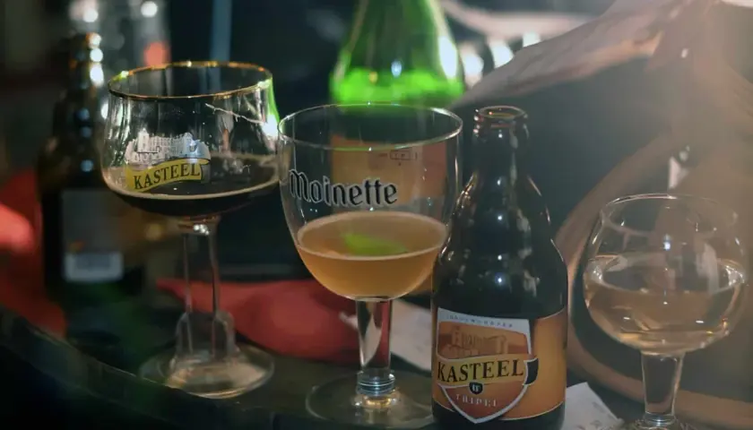Dégustation de bières belges, dont une Kasteel Tripel, dans des verres emblématiques. Un aperçu de la richesse des bières de Bruxelles.