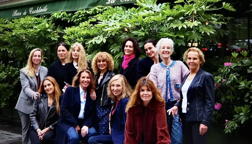 Dix femmes posent devant "La Closerie des Lilas", un bar à cocktails parisien. L'une d'elles pourrait s'appeler "nom de cocktail féminin".
