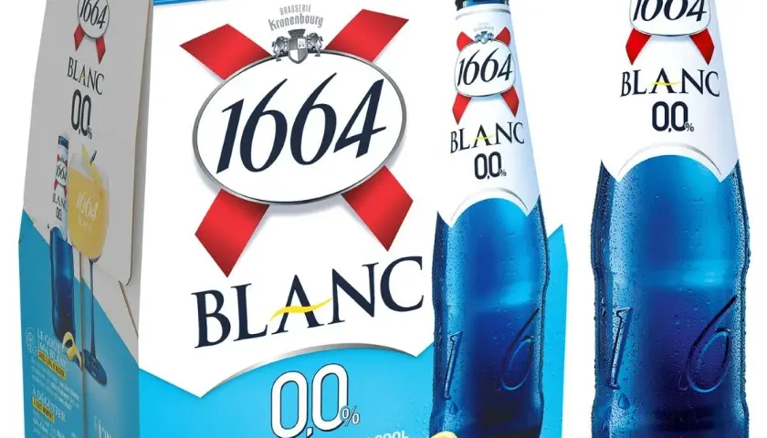 Pack de bière 1664 Blanc 0,0% d'alcool, avec des bouteilles bleues givrées et des zestes de citron. Une alternative sans alcool pour profiter du goût.