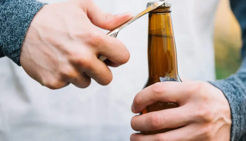 Maintenant, découvrez comment ouvrir une bouteille sans tire-bouchon avec cet outil improvisé.