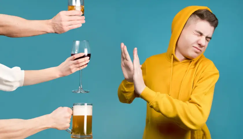 Un jeune homme refuse des boissons alcoolisées, y compris une bière et du vin, qui sont tous des alcools moins de 18 degrés.