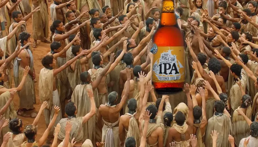 Une foule tend les bras vers une bière IPA sans alcool, comme si c'était une offrande.