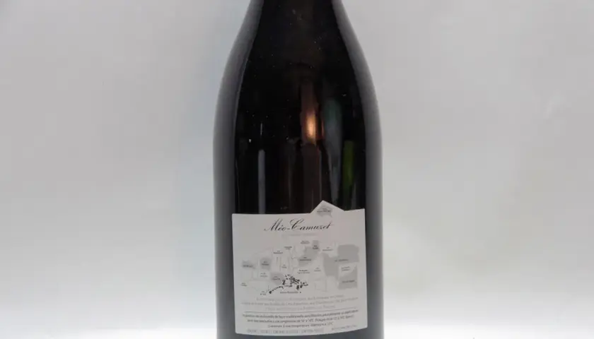 Bouteille de vin du domaine Méo-Camuzet, avec une étiquette détaillée présentant une carte des grands terroirs.