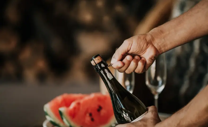Ouvrir un champagne - Le geste parfait sans perte ni stress