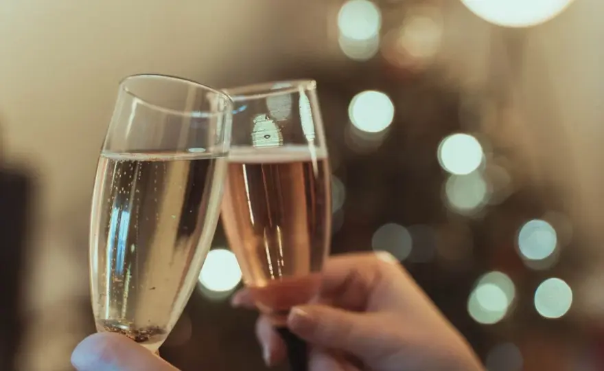 Sabler le champagne - Évitez la faute, comprenez son sens