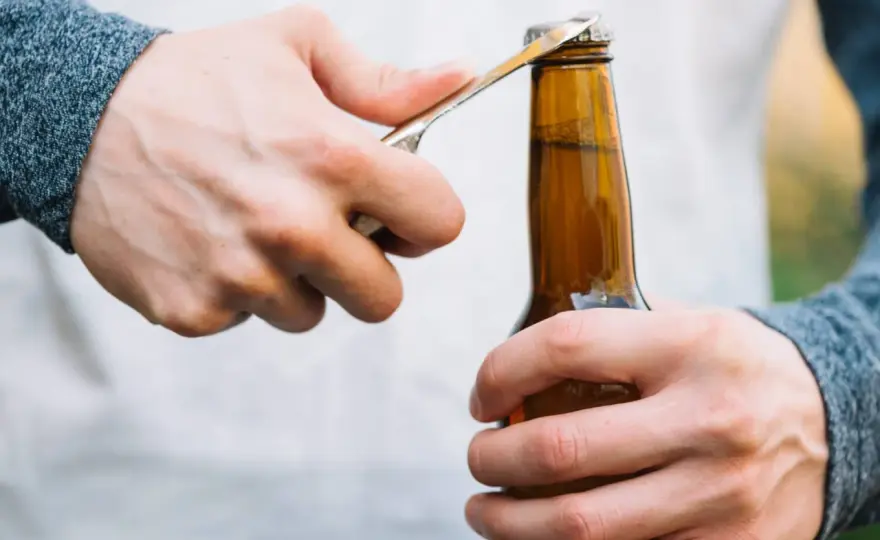 Ouvrir une bouteille sans tire-bouchon - La méthode pro