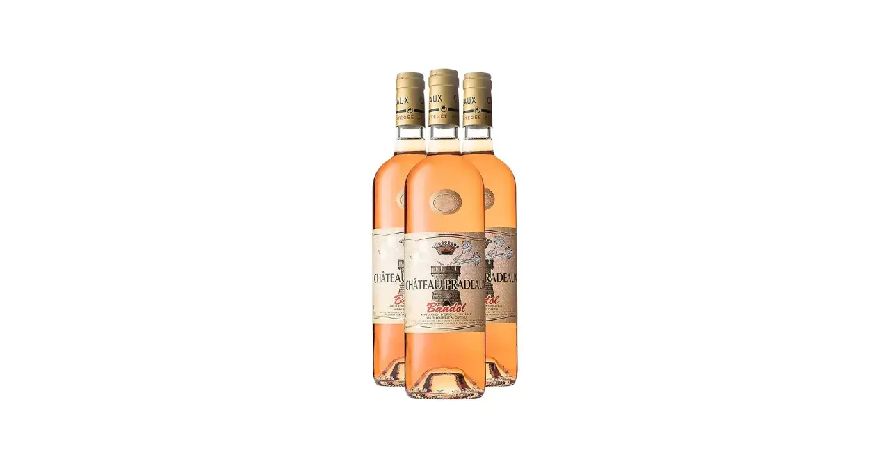 Trois bouteilles de vin rosé de Château Pradeaux Bandol sur fond blanc.