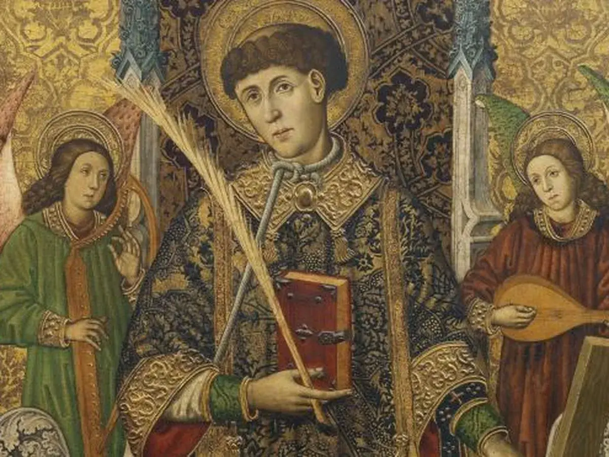 Saint Vincent, auréolé, tient un livre et une palme. Deux anges l'accompagnent, l'un jouant du luth. Une œuvre d'art datant de saint Vincent.